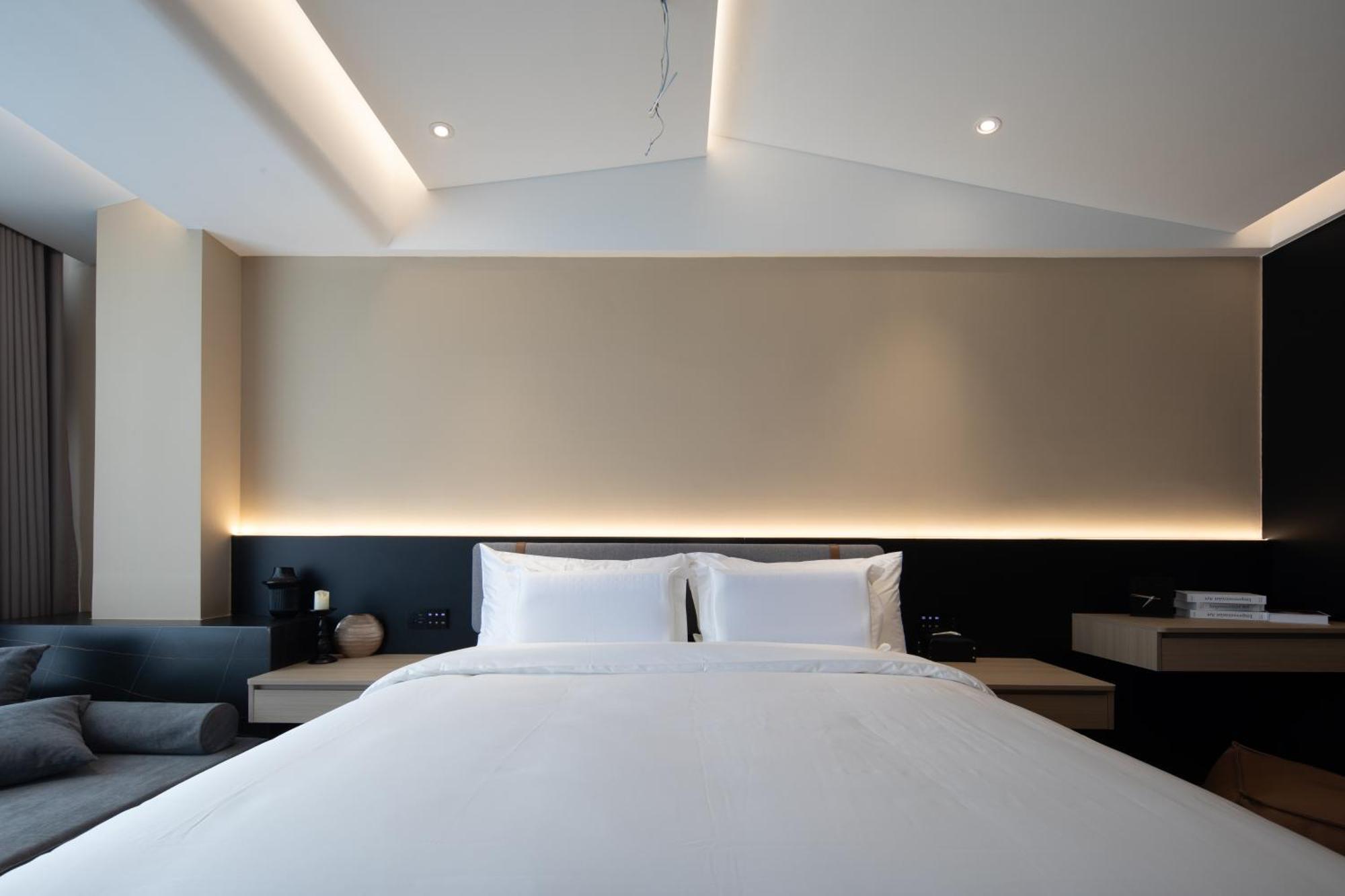 See You Soon At The Ritz Rose Summer Hotel Sanya Bagian luar foto