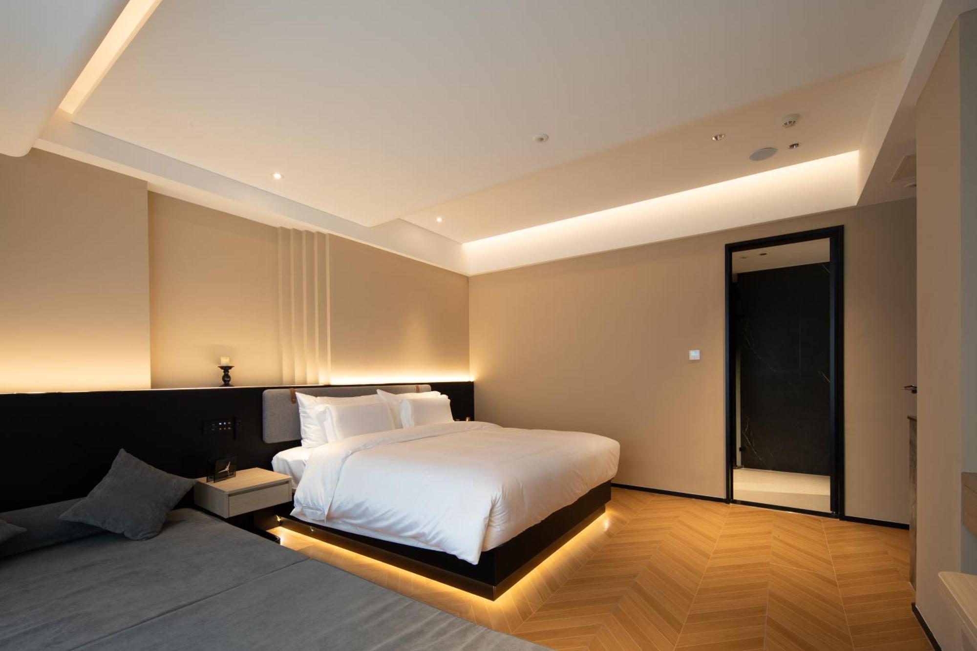 See You Soon At The Ritz Rose Summer Hotel Sanya Bagian luar foto